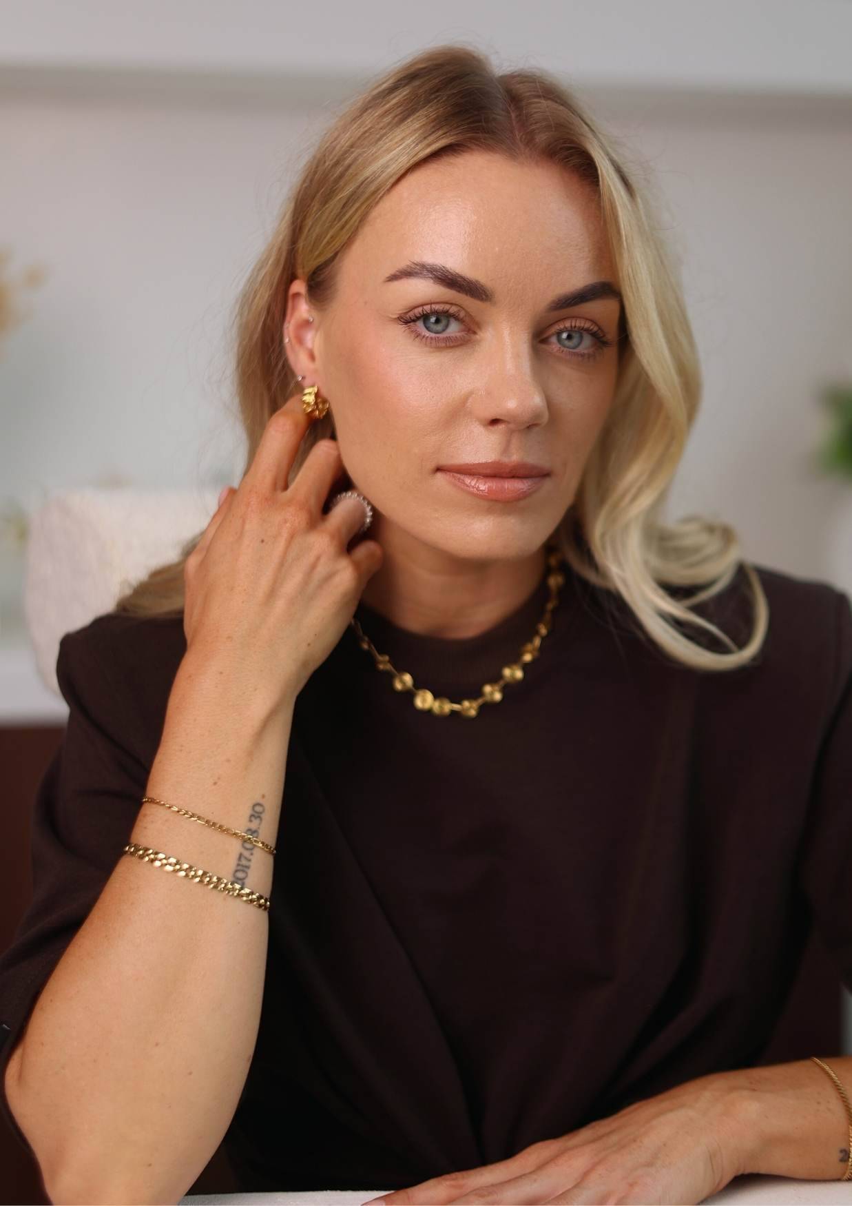 23